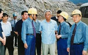 2002年6月1日，時任全國人大常委會副委員長鄒家華視察江西亞東。