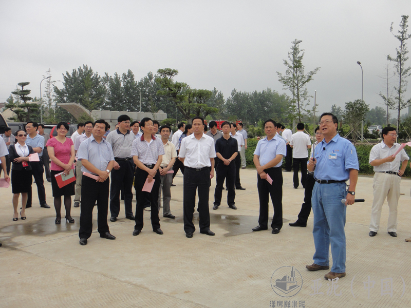 2011年7月，黃岡市市長劉雪榮、武穴市委書記吳美景視察黃岡亞東
