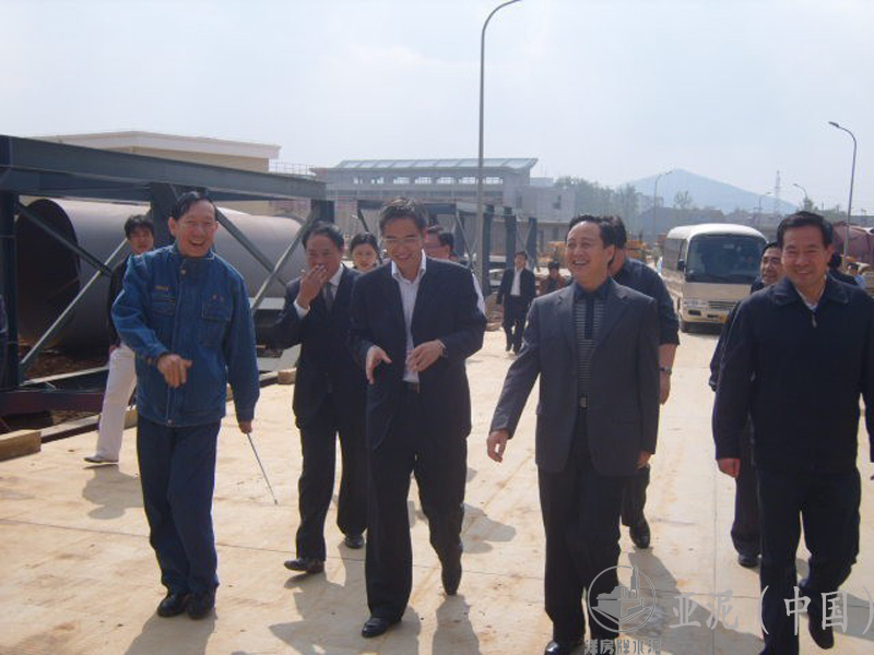 2009年10月，湖北省紀委書記黃先耀部長、劉善橋書記、張社教書記視察廠區