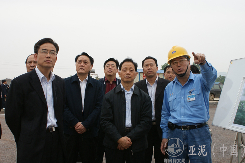 2009年4月，保監會主席吳定富、黃岡劉雪榮市長、武穴張社教書記視察黃岡亞東