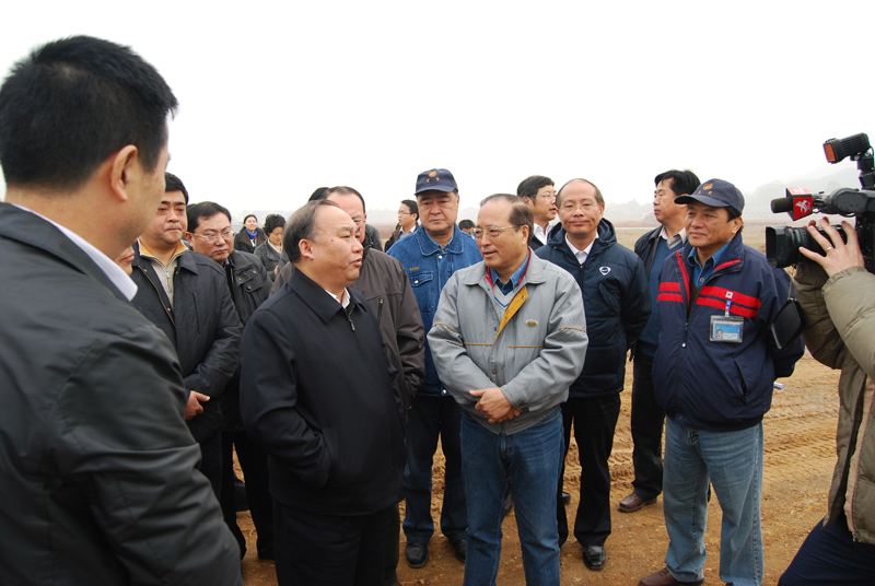 2011年12月6日，江西省常務副省長凌成興視察江西亞東五、六期工地