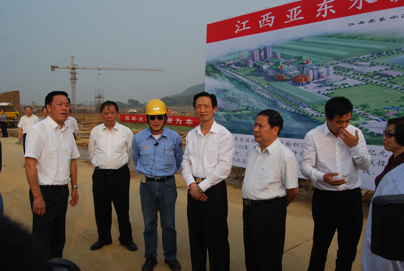 2012年10月9日江西省人大陳達恒副主任（左四）視察江西亞東五/六線工地，張總經理振崑親切接待。