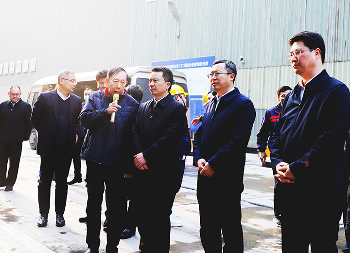 2024年1月9日，江西省人民政府夏文勇副省長一行參訪江西亞東二廠區，田隆總經理于現場介紹公司運營情況。