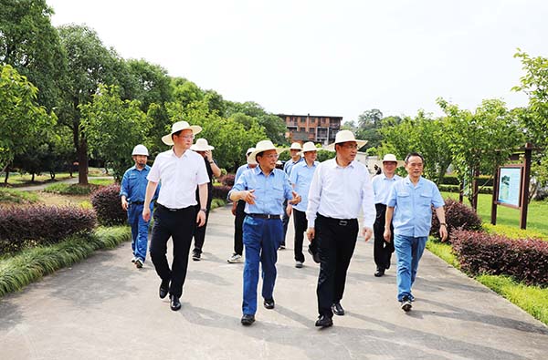 2024年7月9日，江西省人大副主任張小平一行來江西亞東調研礦區生態修復保護及相關工作，亞泥（中國）張振昆執行長與王海洋副董事長特別助理一同接待。